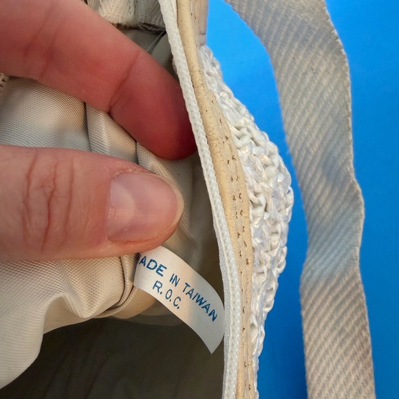 Elegant Cream Woven Shoulder Bag - Picture 9 of 9